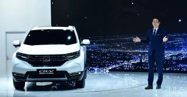 作為全球最暢銷的SUV， CR-V創(chuàng)造了無數(shù)個(gè)奇跡。撇開全球不說，從2004年CR-V被引進(jìn)到中國市場以來，就開拓了城市SUV市場，開啟了國內(nèi)高品質(zhì)SUV生活潮流。進(jìn)取之路永不停止，就在此次上海車展期間，東風(fēng)本田CR-V也終于迎來了全新?lián)Q代，實(shí)現(xiàn)了從內(nèi)到外的全面革新。